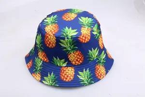 Détail du chapeau bob bleu marine avec imprimé d'ananas jaune et bord renforcé de qualité