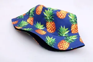 Détail du chapeau bob bleu marine avec motifs d'ananas jaunes et texture en toile robuste