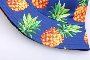 Gros plan sur l'imprimé ananas et les coutures renforcées du bord du chapeau bleu