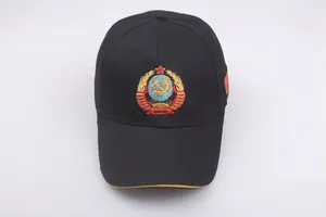 Detail van Sovjet CCCP-borduurwerk met hamer en sikkel op een zwarte katoenen honkbalpet