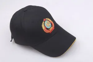 Detail van het Sovjet-embleem borduurwerk op een zwarte katoenen honkbalpet