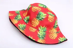 Détail d'un chapeau bob rouge avec imprimé ananas jaune et coutures de bord renforcées