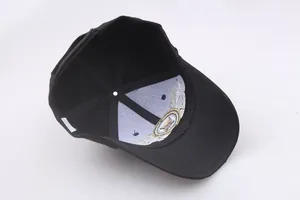 Dettaglio interno del cappellino nero in cotone con cuciture rinforzate e ricamo interno