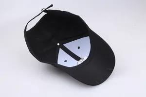 Vue intérieure de la casquette noire avec broderie Tai Chi et boucle métallique