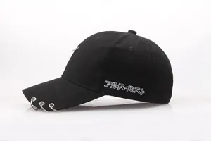 Schwarze Baumwollkappe mit silbernen Metallringen und weißer japanischer Bestickung