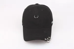 Detail der schwarzen Baumwoll-Baseballkappe mit silbernen Metallringen und Stickerei