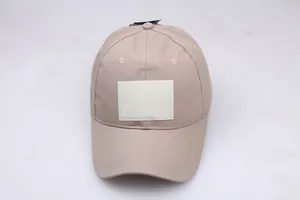 Detailansicht der khakifarbenen taktischen Baseballkappe mit Ripstop-Gewebe und Klettverschluss