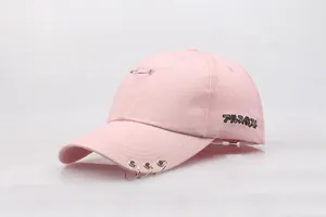 Detail einer rosa Baumwoll-Basecap mit Silberringen und japanischer Stickerei