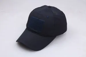 Detail der dunkelblauen taktischen Baseballkappe mit rechteckigem Klettpatch an der Vorderseite