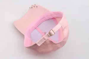 Detailansicht der rosa Baumwoll-Basecap mit Silberringen und verstellbarem Gurtband