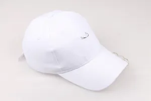 Detailaufnahme einer weißen Baumwoll-Baseballkappe mit dekorativen Metallringen am Schirm