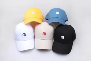 Lot de casquettes de baseball en coton de diverses couleurs avec m brodé devant