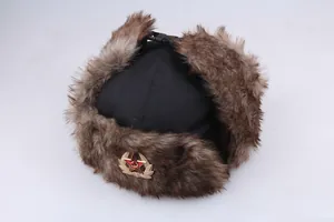 Détail de l'ouchanka d'hiver avec badge soviétique CCCP et fourrure synthétique