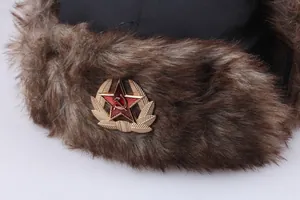 Détail de l'emblème soviétique CCCP sur toque d'hiver avec fourrure synthétique