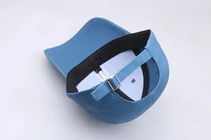Vue détaillée de l'intérieur d'une casquette bleue avec bandeau et boucle métallique