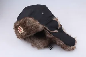 Détail de la chapka russe avec emblème soviétique CCCP et doublure chaude en fourrure