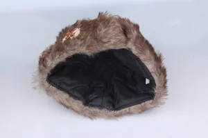 Détail de la toque russe avec fausse fourrure brune et emblème soviétique en métal
