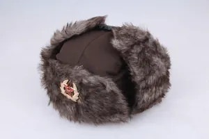 Détail du chapeau ushanka soviétique marron avec fausse fourrure et emblème de l'URSS