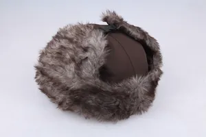 Détail du bonnet d'aviateur avec tissu marron foncé, bordure en fourrure et boucle réglable