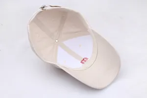 Détail de l'intérieur d'une casquette avec broderie M rouge et boucle en métal
