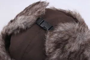 Détail du chapeau d'hiver marron foncé avec fourrure synthétique et boucle noire