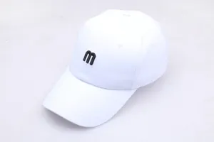 Détail de la casquette de baseball en coton blanc avec broderie noire de la lettre M