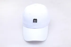 Détail de la casquette blanche en coton avec broderie m noire et œillets d'aération