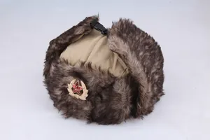 Détail du bonnet ouchanka russe avec insigne CCCP soviétique et fausse fourrure brune