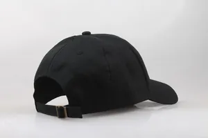 Vue arrière casquette de baseball noire avec boucle métallique réglable et design classique 6 pans