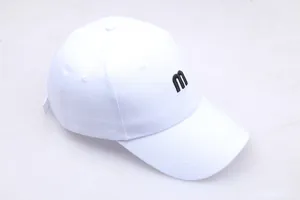 Détail de la casquette blanche en coton avec logo m brodé en noir et visière incurvée