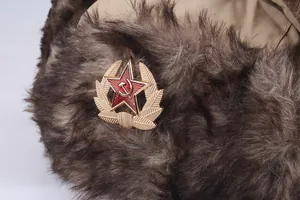 Détail de l'emblème soviétique CCCP sur la fourrure épaisse d'une toque ouchanka
