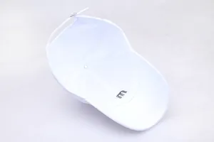 Détail de la casquette blanche en coton montrant les coutures et la boucle en métal