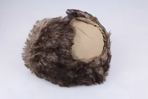 Detailaufnahme der Wintermütze mit braunem Kunstfell und schwarzer Kunststoffschnalle