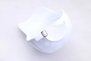 Vue détaillée de l'arrière d'une casquette en coton blanc avec boucle en métal réglable