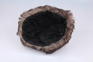 Detail der Wintermütze mit schwarzem Steppfutter und braunem Kunstpelzbesatz