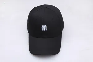 Vue de dessus de la casquette noire en coton avec broderie blanche et visière courbée de près