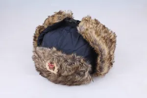 Détail du chapeau Ouchanka bleu coupe-vent avec fourrure brune et badge métallique CCCP