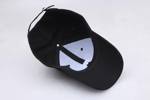Détail intérieur d'une casquette noire montrant la doublure et la boucle métallique