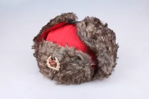 Détail de la chapka russe rouge avec insigne soviétique et doublure en fausse fourrure