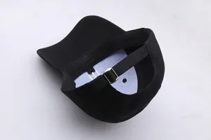 Détail de la casquette en coton avec boucle métallique réglable et coutures soignées
