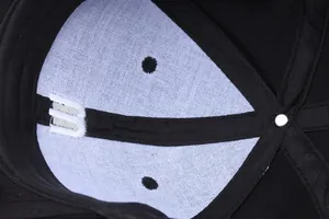 Vue macro de la structure intérieure de la casquette avec coutures et tissu respirant