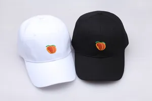 Set aus schwarzen und weißen Baumwoll-Basecaps mit gestickten Pfirsich-Fruchtmustern