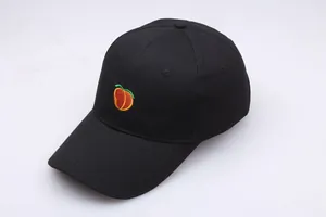 Nahaufnahme der Pfirsich-Stickerei auf einer schwarzen Baumwoll-Basecap mit Schirm