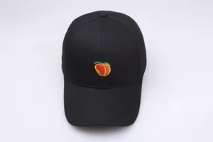 Detail der Pfirsich-Stickerei auf einer schwarzen Baumwoll-Baseballkappe Krone