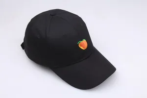 Schwarze Baseballkappe mit detaillierter Pfirsichbestickung und grünen Blättern vorne
