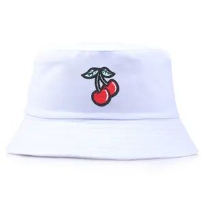 Bob en coton blanc avec broderie cerise et large bord pour protection solaire