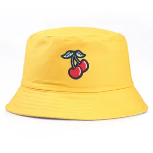Chapeau bob en toile jaune avec broderie cerise pour protection solaire et style