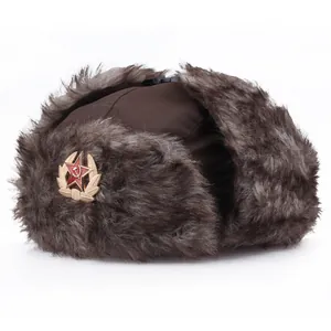 Ouchanka d'hiver marron foncé avec fourrure synthétique épaisse et badge soviétique CCCP
