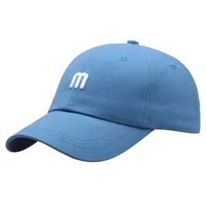 Casquette de baseball en coton bleu clair avec broderie M blanche et six panneaux