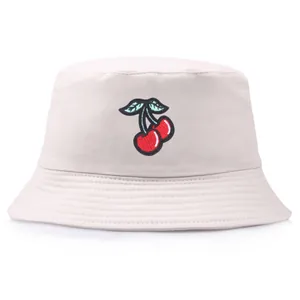 Chapeau de soleil beige minimaliste avec broderie cerise et design bob en coton durable